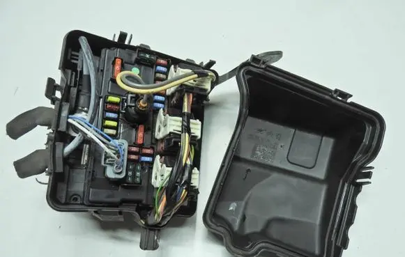 Citroen DS3 Fuse module 9667199680