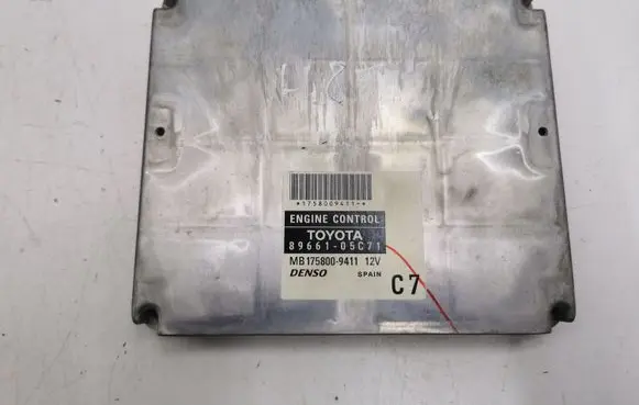 Toyota Avensis T250 Engine control unit/module 8966105C71 MB1758009411