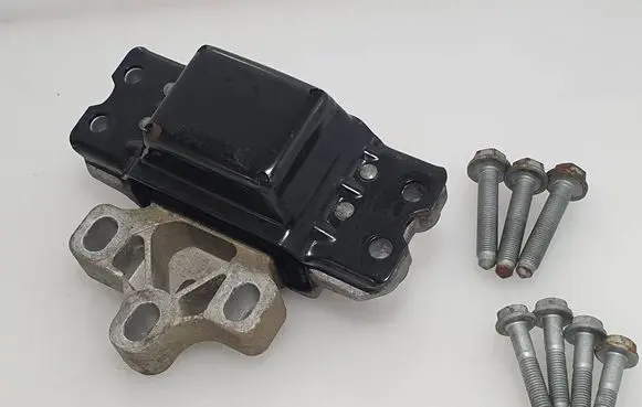Volkswagen PASSAT B7 Engine mount bracket 3C0199555AA