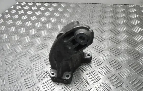 Mercedes-Benz E W212 Engine mounting bracket A6422235404 VD16228