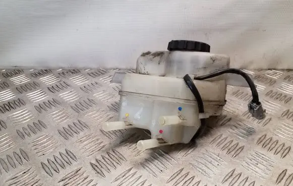 Toyota Auris E180 Brake fluid reservoir