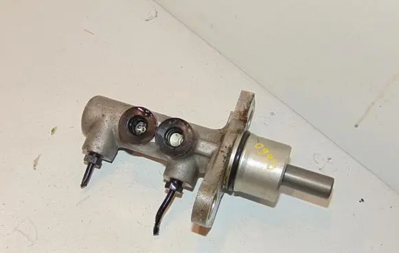 Volkswagen PASSAT B5 Master brake cylinder 8D0611021B