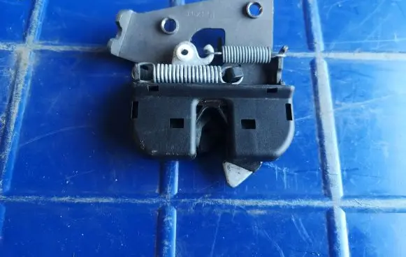 BMW 4 F32 F33 Seat back rest lock catch 7112864 BMW5220