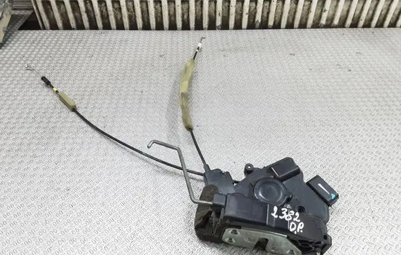 Mazda 5 Front door lock 
