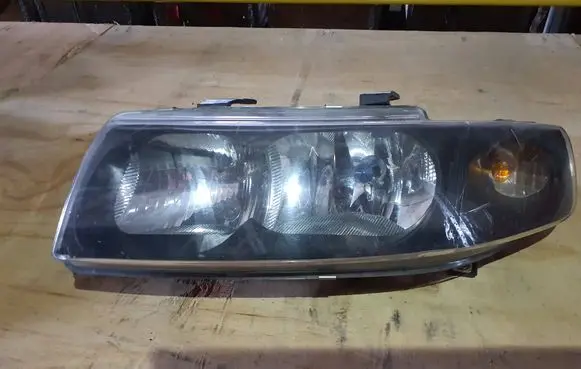 Seat Toledo II (1M) Headlight/headlamp 205804b