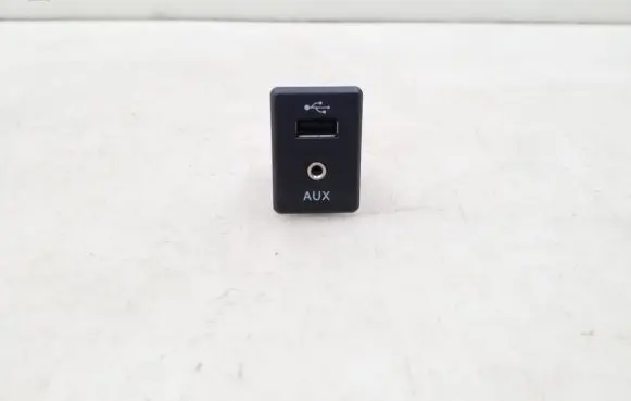 Nissan Qashqai AUX in-socket connector 795405004