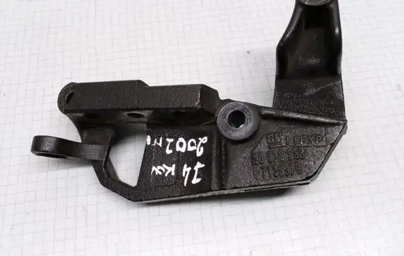 Opel Zafira A Engine mounting bracket 90538558 7135979