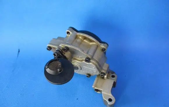 Volkswagen Golf VI Oil pump 03C105AC 120609