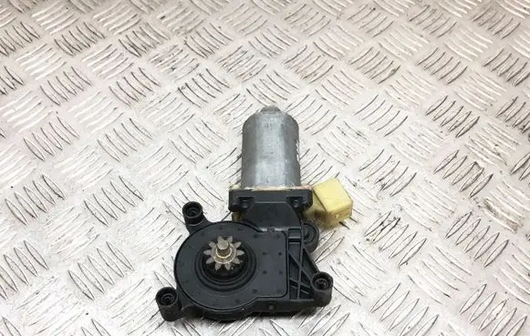 Mercedes-Benz E W210 Front door window regulator motor 119152XXX 0130821708