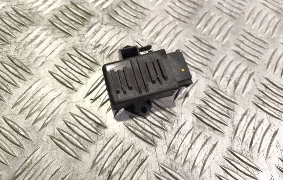 Volkswagen PASSAT B7 Seat heating relay 5K0959772