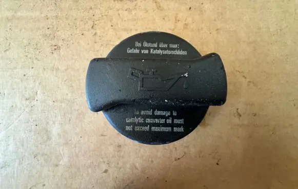 Volkswagen PASSAT B5 Oil filler cap 026103485