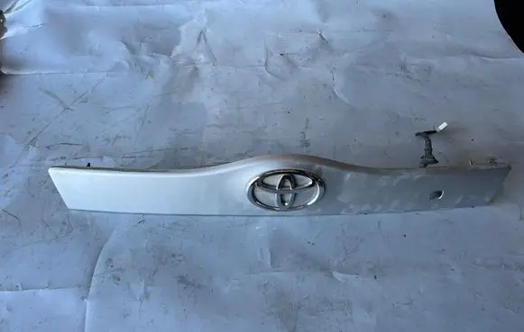 Toyota Prius (NHW20) Trunk door license plate light bar 7680147060