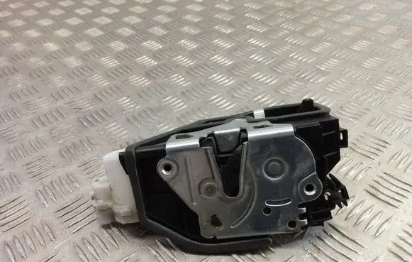 BMW X3 F25 Front door lock 7318419
