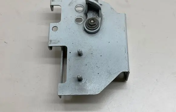 Headlight/headlamp mounting bracket