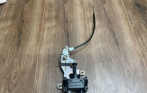 Mercedes-Benz SL AMG R129 Engine mount vacuum valve A1297502091 1297502091 A1297503691