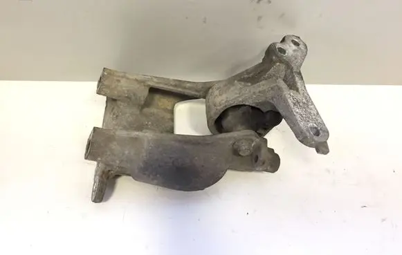 Subaru Outback Engine mounting bracket