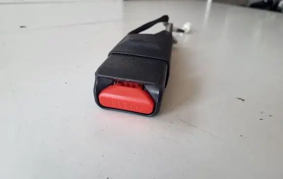 Nissan Pulsar Rear seatbelt buckle