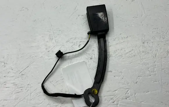 Front seatbelt buckle