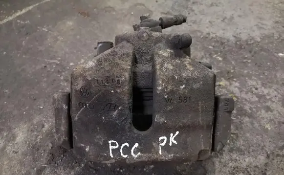 Volkswagen PASSAT CC Front brake caliper