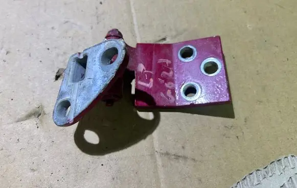 Mercedes-Benz Vito Viano W638 Front door upper hinge 