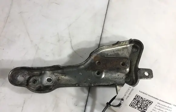 Mercedes-Benz E W212 Engine mounting bracket A6510901041