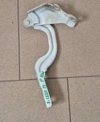 Engine bonnet/hood hinges