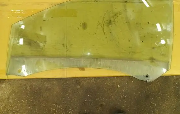 Renault Clio III Front door window/glass (coupe) 