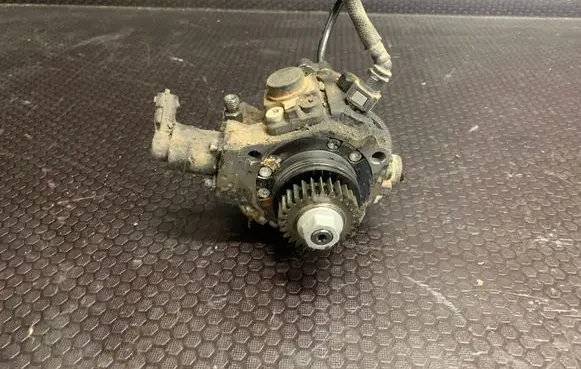 Nissan X-Trail T31 Fuel injection high pressure pump 0445010223 0704406 8200934657