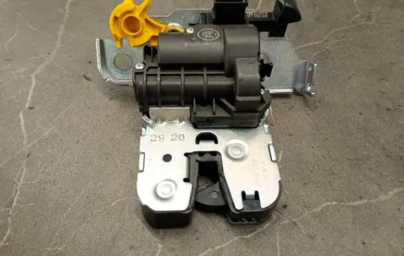 Volkswagen Touran III Tailgate/trunk/boot lock/catch/latch 5TA827506D