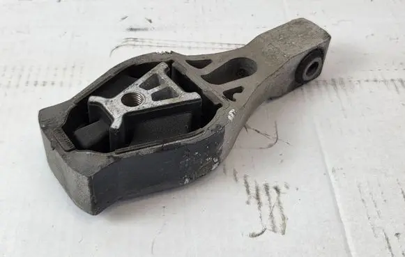 Citroen C4 II Picasso Engine mount bracket 9805734780 140831611