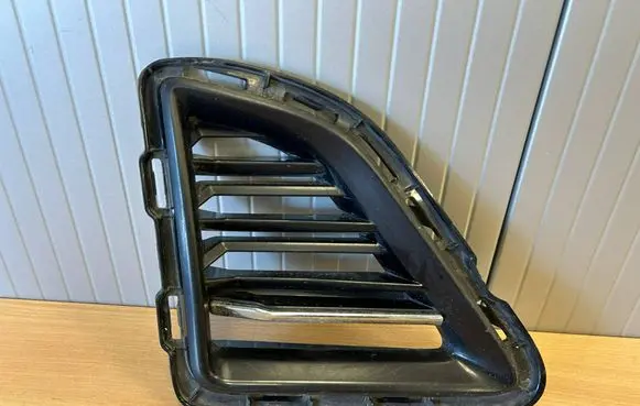 Chevrolet Camaro Front fog light trim/grill 23158571