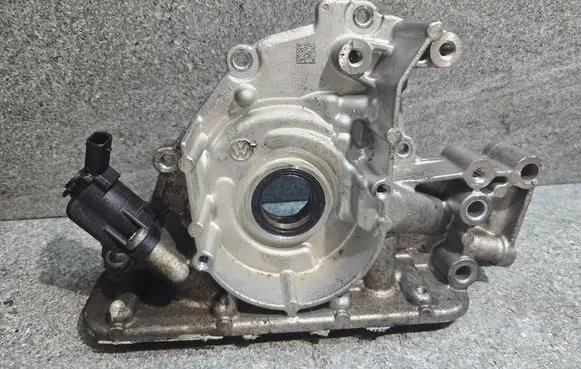 Volkswagen Golf VII Oil pump 05E115109