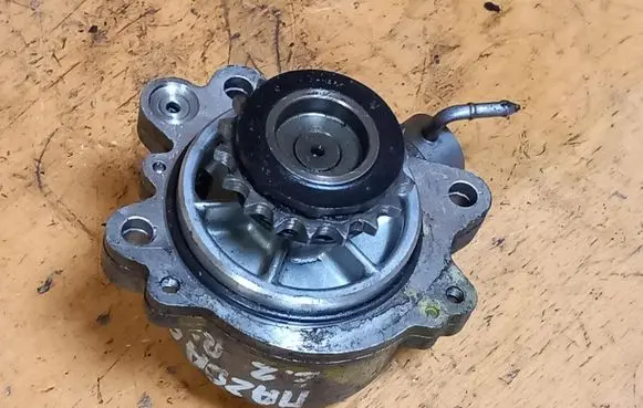 Mazda 6 Vacuum pump R2AA18G00