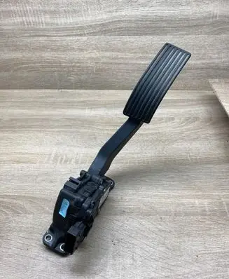 Accelerator throttle pedal