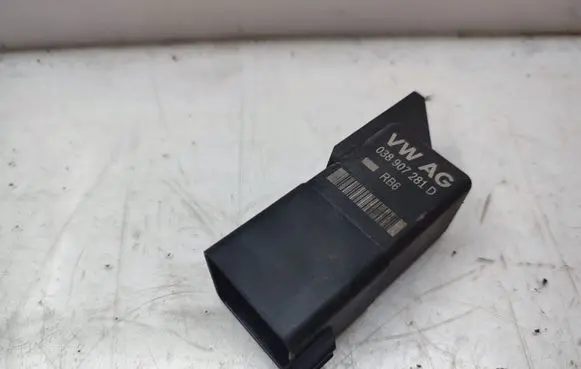 Volkswagen Golf VI Glow plug pre-heat relay 0281003038
