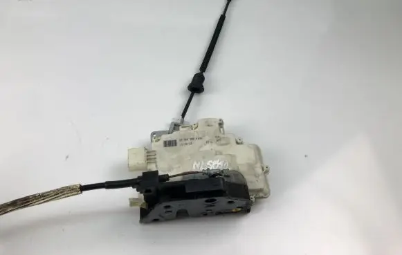 Volkswagen PASSAT B7 Coupe door lock (next to the handle) 3C4839015A
