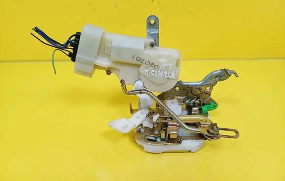 Toyota Yaris Front door lock 