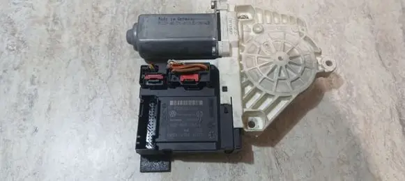Volkswagen PASSAT B6 Front door window regulator motor 992729105