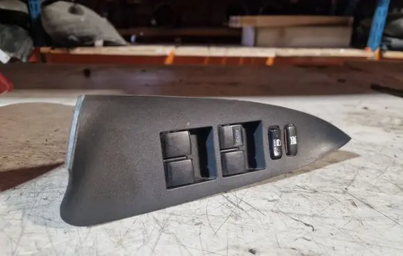 Toyota RAV 4 (XA30) Electric window control switch