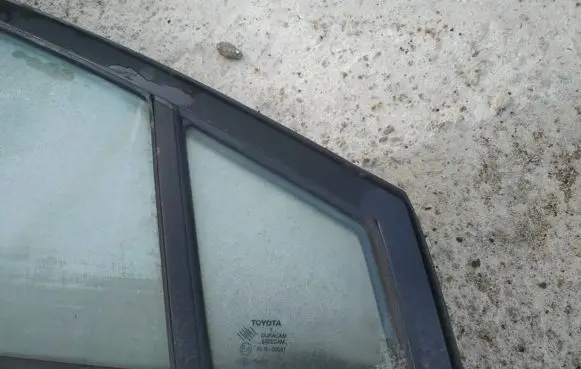 Toyota Corolla Verso AR10 Rear vent window glass 