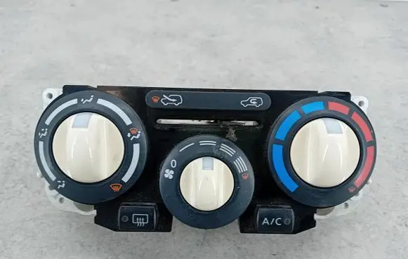 Nissan Micra Climate control/heater control trim F667193V01