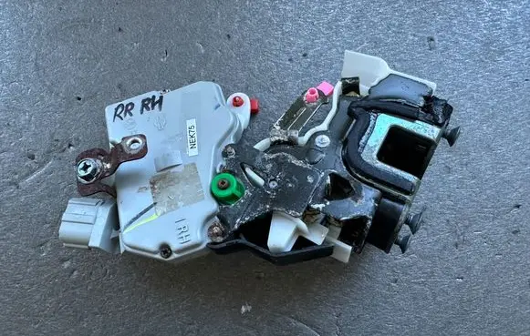 Nissan Patrol Y61 Rear door lock 82502VB900 8255244U00