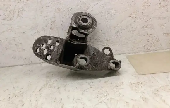 Volkswagen PASSAT B5.5 Engine mounting bracket 8E0199351A