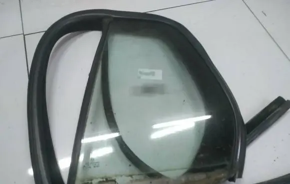 Volkswagen Golf V Rear vent window glass AS2