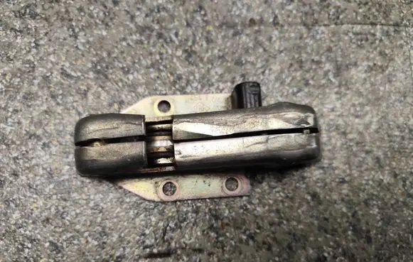 Renault Master II Loading door lock loop/hook striker 454B09