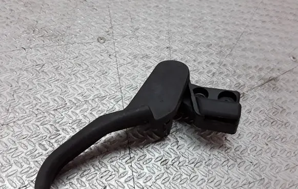 Engine bonnet (hood) release handle