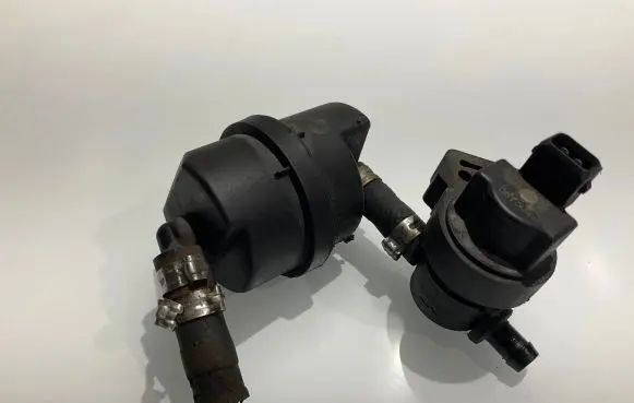 Mercedes-Benz CLS C219 Vacuum valve A2114700116 05W47 TB11903