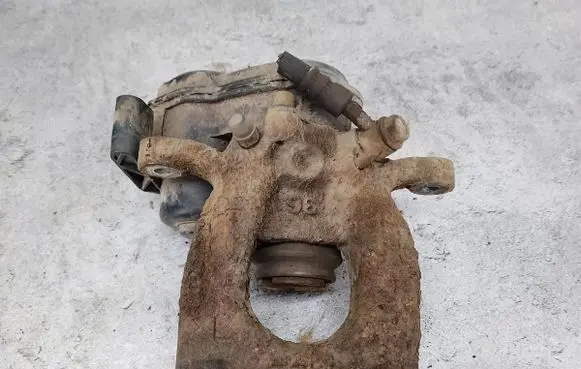 Nissan Qashqai Rear brake caliper