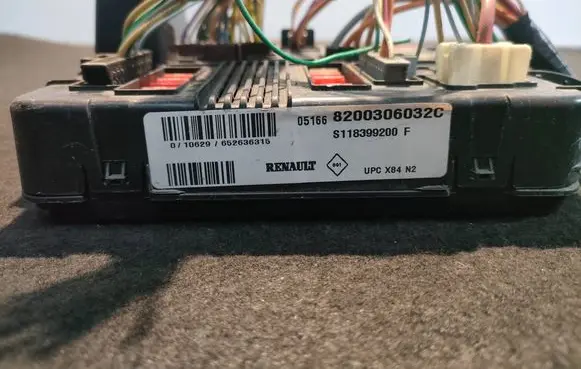 Renault Megane II Fuse module 8200306032C S118399200F