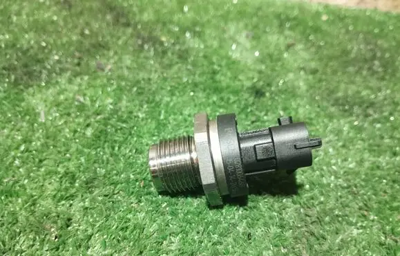 Jaguar XE Fuel pressure sensor 0281006468